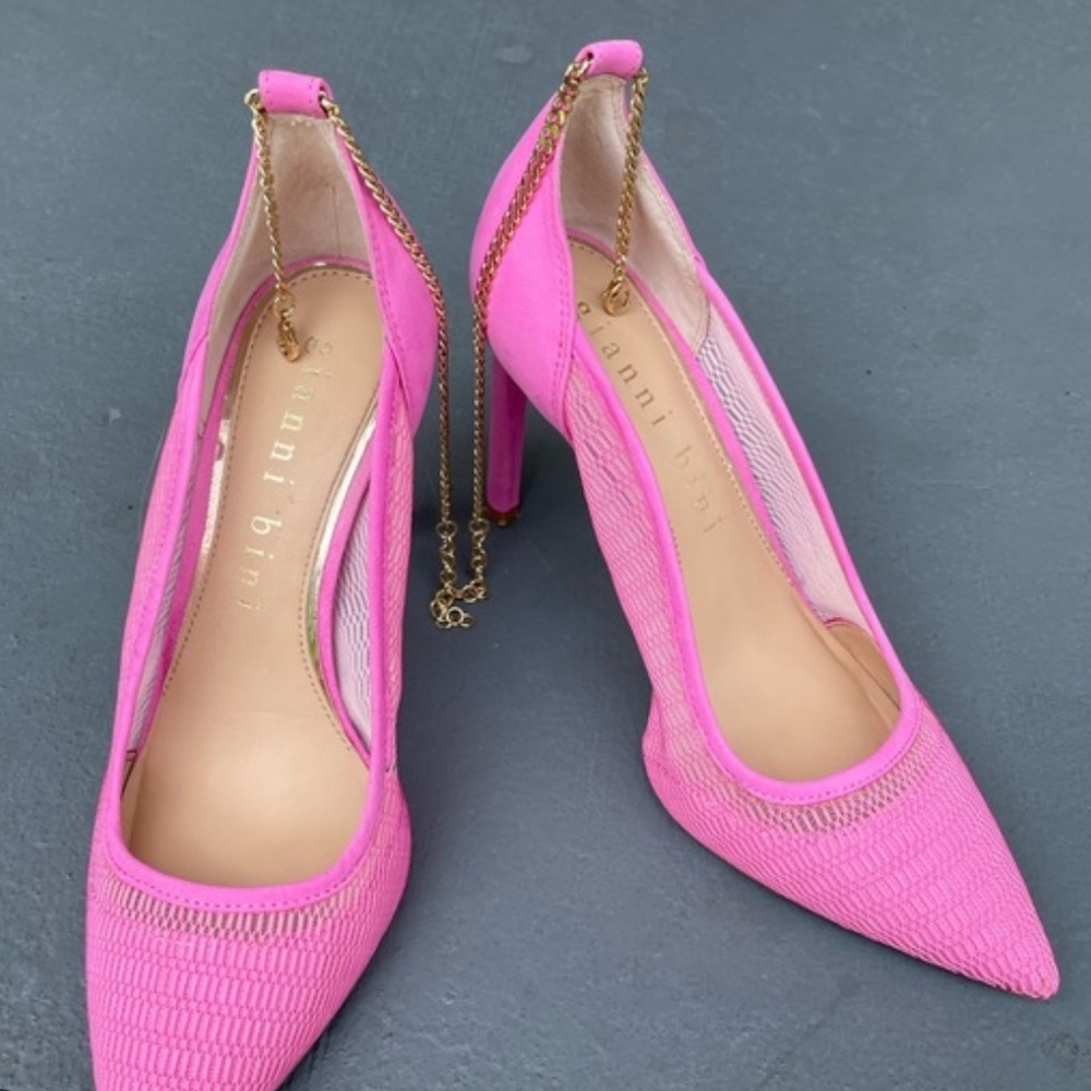 Gianni Bini pink mesh pumps